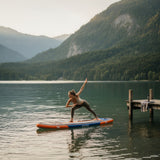 Illustrative Anwendungsszene des WNOVA W023 SUP-Boards auf ruhigem Wasser